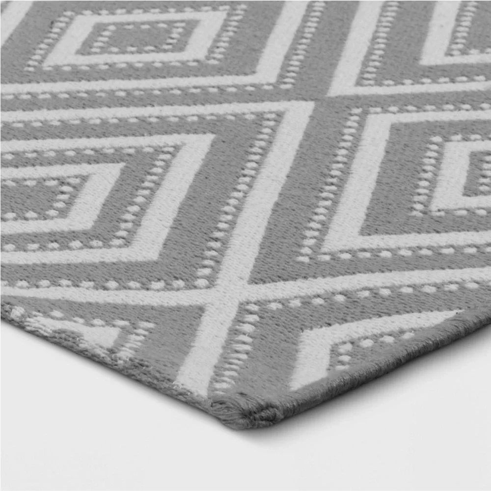 ROOM ESSENTIALS NWT diamond indoor area rug -gray -4x5’6”